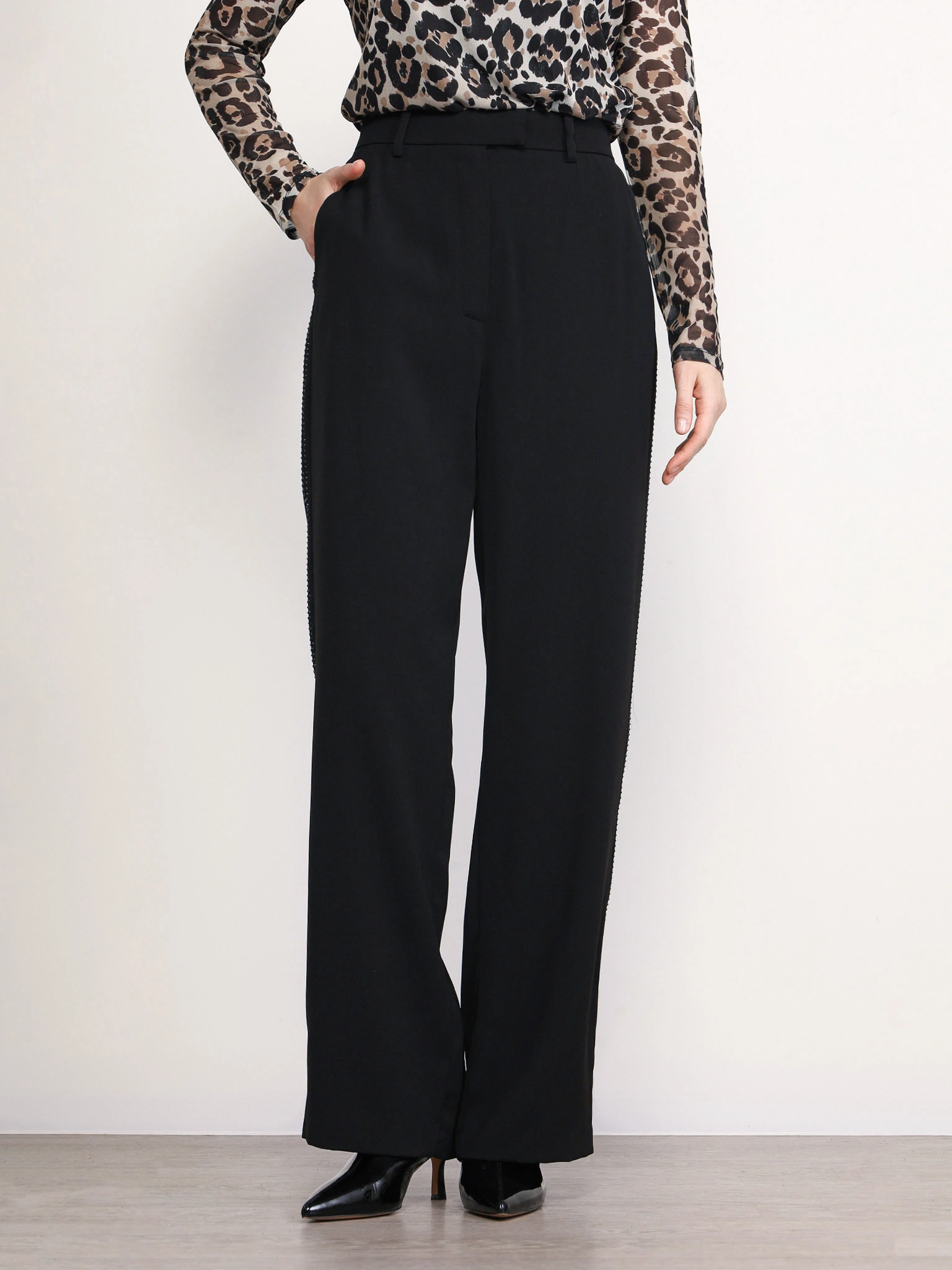 Брюки черного цвета со стразами 